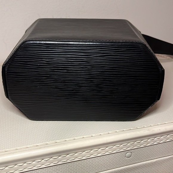 Louis Vuitton Black Epi Sac Seau - Picture 7 of 16